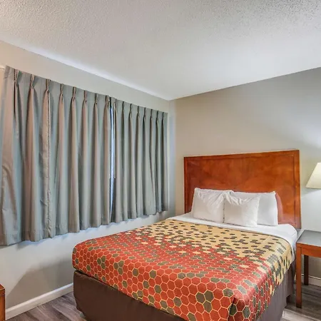 Econo Lodge Inn & Suites